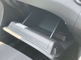 助手席前にも収納スペースが上下にあり小物収納が便利です♪