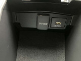 コンソールボックス内にUSB端子と電源ソケットが装着されています