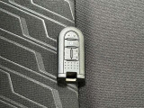 【スマートキー】ドアの開閉時鍵を探さなくても簡単にドアの開閉することが出来ます、また、エンジン始動も車内にスマートキーがあれば簡単に始動することが出来ます