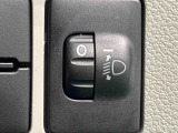 対向車や先行車への配慮が可能。積載物の状況に応じてヘッドライトの照射角度を手動調整できるスイッチ。