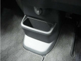 ◆センターロアボックス◆インパネ中央の下部には、ごみ箱としても使用する事ができるセンターロアボックスを装備しております。