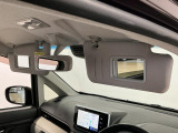 【サンバイザー】車内で身だしなみを整えるためのバニティミラーがセット。お化粧直しや髪型のチェックに活用できます。