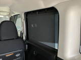 ロール式シェードが出てきます!車内の温度を安定して保てます♪強い日差しもシャツトダウンしてくれます☆