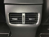 後部座席にもエアコン吹き出し口がしっかり装備されています。