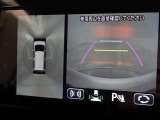 バックモニター付き。車両後方の映像を画面に表示し、駐車などの後退操作をサポートします。車を上から見たような映像も確認できますよ