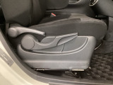 【前席】運転席にはシート高を調整できるハイトアジャスターが装備され、幅広いシートポジションの設定が可能になっております♪