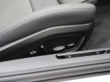 メモリー付14way電動スポーツシート。運転席および助手席のバックレスト、シート上下、前後位置、傾斜角度、座面角度、シートクッションの調整可能。シートやステアリングコラム、ドアミラー等記憶可能。