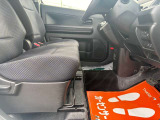 軽自動車の後部座席も足元スペース広々としていてシートの座り心地も良く快適にくつろげます♪
