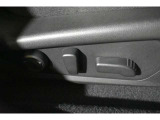パワーシートを装備。お好みのポジションに細かく調整でき、快適な運転をサポートします。