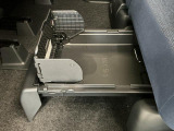 【置きラクボックス】後席シート下に収まる引き出し型の収納が装備!積んだままにしておく物など、外から見えずにスッキリ収納できます♪