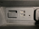 USB端子を2個とAUX端子、アクセサリーソケットもご用紙しております。