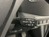 クルーズコントロール機能が付いています。 速度を設定するとアクセルを踏まなくても一定の速度で走ることができます。  高速道路ではとても便利な装置なんです。