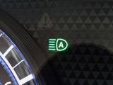 【ハイビームアシスト】先行車または対向車の有無や周辺の明るさなどに応じて、ヘッドライトのハイビーム(上向き)とロービーム(下向き)を自動で切り替えます。