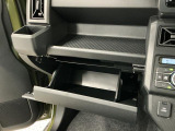 【収納部】パッと手に取りたい小物の置き場に便利。その他、沢山の収納部がございます。