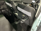 運転席・助手席シートバックに収納式トレイが付いています。ドリンクホルダー付き