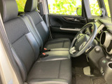 運転席ドアを開けると、広々とした空間が広がります。使いやすい収納スペースも備わっています。