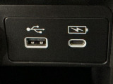 【USBポート】USBポートも装備されています!スマートフォンのオーディオに連携も可能です。今や欠かせない装備の一つです!そして、充電用は急速充電に対応しているtype-Cとなっています♪
