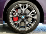 【BMWアロイホイル】軽量かつ強度に拘ったアロイホイル。走行性能ポテンシャルを引き出す設計。車の足元を引き締めてくれる大きなポイントはアロイホイルです。