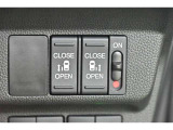 両側パワースライドドア付きだから、狭い駐車スペースなどでの乗り降りラクラク♪小さなお子さまのいるご家庭には嬉しい装備です。