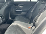 メルセデスのシートは少し硬めになっております。長時間の運転の際、適度な反発があることでお尻や腰の負担を減らす効果が御座います。