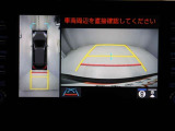 パノラミックビューモニターを装備。駐車場や交差点でクルマを真上から見るように周囲を確認できます。機能の詳細は販売店スタッフまでおたずねください。