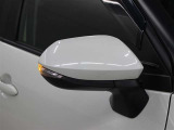 サイドターンランプ付きドアミラー。車両のドレスアップと右左折時の被視認性を兼ね備えたお洒落なミラーです。