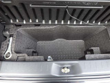 荷室下部にパンク修理キットが収納されてます。