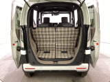 開口部も広く荷物の積み下ろしもしやすいお車となっております。シートの背もたれは5:5の割合で背もたれを可倒でき、前後のシートスライドもできるので荷室をひろげることができます。