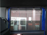 【ロールサンシェード】日よけとしての機能以外にも、車中泊や目隠し が必要な場合に便利な装備です。