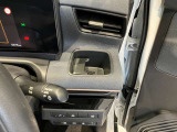 運転席側前部にドリンクホルダーあります♪運転中でも手が届きやすい位置にあって使い易いです♪