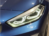 【LEDヘッドライト】先進のLEDテクノロジーを採用。放射される白色光の周波特性は太陽光に近く、バイキセノン・ヘッドライトを上回るコントラストで更に明るく輝きます!