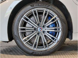 【BMWアロイホイル】軽量かつ強度に拘ったアロイホイル。走行性能ポテンシャルを引き出す設計。車の足元を引き締めてくれる大きなポイントはアロイホイルです。