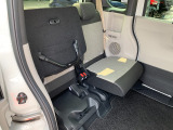 N-BOXの後部座席は跳ね上げることが可能です。高さがあって荷室には積み込みにくい物があったときは是非2列目を活用してください!片方ずつ動かせるので乗せる荷物や人数に合わせてご活用ください