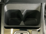 運転席からも助手席からも自由に使えるドリンクホルダー付。