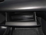 車検証などの収納に便利なグローブボックスです。