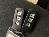 家族やパートナーと個別に持てるため、貸し借りの手間がなくスムーズに乗車できます。また、メインキーを自宅に置いたまま、もう一方をサブとして常に鞄に入れておけるため、持ち出し忘れを防げる点も便利です。