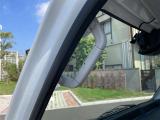室内の清潔感が伝わる天井。シミ・汚れ・たるみの有無やルームランプ周りも確認できます。
