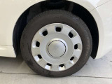 ホイールにガリ傷あり。八光自動車社内でホイールキャップを塗装おこなっております。車体などご希望があれば塗装致します。