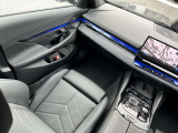 国道1号線に沿い横浜市営地下鉄「三ッ沢上町駅」から徒歩約10分。 BMW Premium Selection 横浜三ッ沢店 / 〒240-0062神奈川県横浜市保土ヶ谷区岡沢町322-3 / TEL:045-612-8488