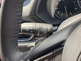 レバーをAUTOの位置にしているとき、レインセンサーが雨を感知すると、雨量に応じてワイパーが自動で作動してくれるオートワイパーを装備!設定変更で非作動にすると、間欠作動に固定されます。