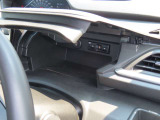 運転席前方には、カバー付きの収納があり、ETC車載器があります。