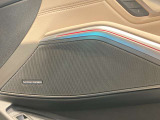 ハーマンカードンは移動中の車内空間をより快適に過ごす為のスピーカーで600W・9チャンネル・サラウンド・車両専用のイコライザーが装備され、良質な音源でございます。