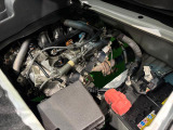 運転席側シートの下にはメンテナンスホール。エンジンルーム内のクリーニングにも手抜かりは有りません。