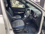 ◆前面ドア運転席◆ドアの開口が広く乗降ラクラク。シートの幅も広く運転していてもストレスを感じません。足元も広く快適なドライブを演出してくれます。