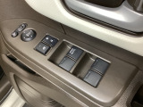 ハンドルの右側に電動格納付きパワーミラーの操作スイッチがついています。左右のサイドミラーの角度調節も微調整ができて便利です。パワーウインドウは運転席でドア4枚とも上下の操作ができるようになっています。