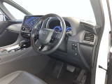 運転席周りのレイアウトをご覧ください。ナビゲーションが綺麗に装着されすっきり収まってますね!