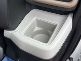 運転席ハンドルの右側にもドリンクホルダーがございます!お飲み物だけではなく、携帯電話なども置けますね♪
