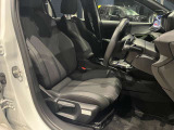 長時間の運転にも疲れにくいしっかりとしたシートになります。