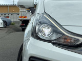 【LEDヘッドライト】LEDヘッドライトは、低消費電力で明るく、遠くまで照らす先進ライト。夜間走行時の視認性を高め、安全で快適なドライブをサポートします。