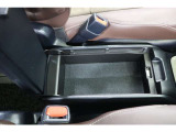 センターコンソールボックスを装備しています。縦にリッドが開くので、運転席からも助手席からも使いやすいデザインです。姿勢を崩さず手の届きやすい場所にある収納は使いやすいですね。